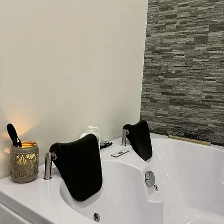 Suite Gold By L Amaryllis I Jacuzzi & Sauna Prive I Centre Beziers Arrivee Autonome Exterior photo