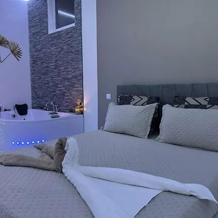 Suite Gold By L Amaryllis I Jacuzzi & Sauna Prive I Centre Beziers Arrivee Autonome Exterior photo