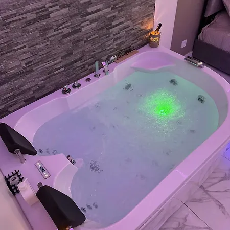 Suite Gold By L Amaryllis I Jacuzzi & Sauna Prive I Centre Beziers Arrivee Autonome Exterior photo